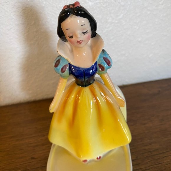 Vintage Snow White Napkin Holder With Doc and Happy Salt& Pepper Shakers - Picture 12 of 16